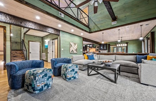 Gatlinburg - Pigeon Forge Apartment | Sleeps18 Views 2 Hottubs Family Reunion Retreat
