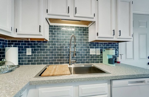 Hamilton House | Sleepy Nook - Remodeled with Comfort & Style - steps from Spooky Nook Hamilton