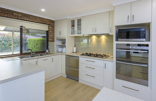 Geographe House | Slice of Geographe - Pool table, Dart Board, WiFi. 400m to the Beach