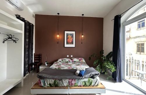 Gzira House | Sliema Central with Balcony Airconditioned and Comfortable Self Check IN
