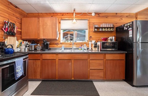 Wolverine House | Sliver of Paradise - Autumn Colors & Lakefront Comfort Await
