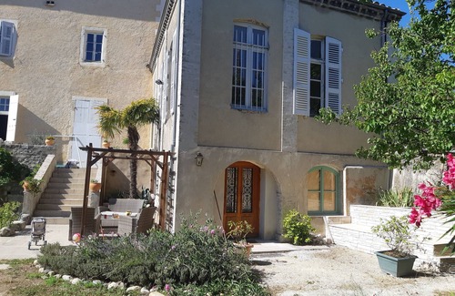 Viviers Apartment | Small apartment overlooking enclosed garden