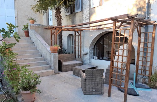 Viviers Apartment | Small apartment overlooking enclosed garden