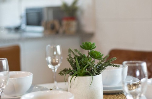 Crestmead House | Small Groups & Families! Stylish 3Beds near mall