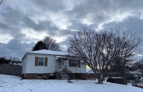 Beckley House | Small Quaint 2-bedroom house in Beckley with WiFi.