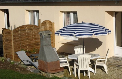 Plomodiern House | Small quiet house with private garden, very well equipped, classified 3 ***
