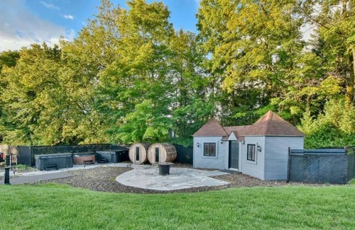Sainte-Adele Apartment | Small studio in Ste-Adèle, with swimming pool and outdoor spas