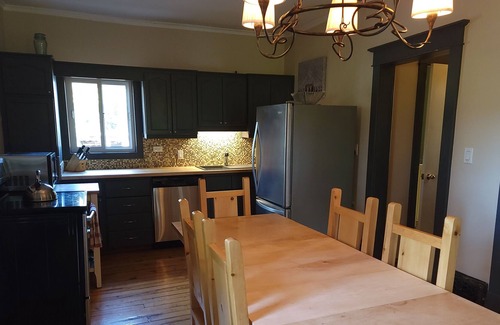 Grey Highlands House | Small Town Charm Retreat, Close to Hiking- Sleeps Ten