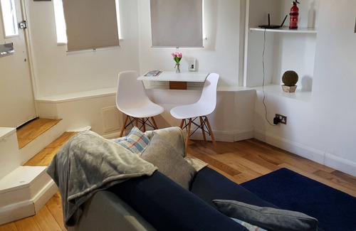 New Cross Apartment | Smart and Cosy apartment with own private garden and entrence