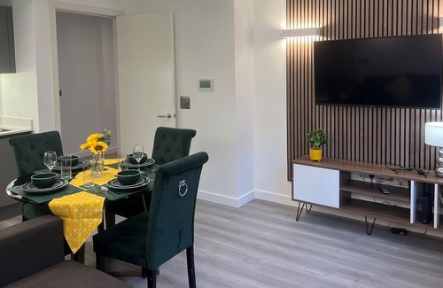 Great Linford Apartment | Smart, Secure, 4person Occupancy Apartment With Netflix & Amenities