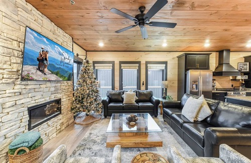 Sevierville Ski Chalet | Smith Creek Reserve - Resort Waterpark - 22 Guests