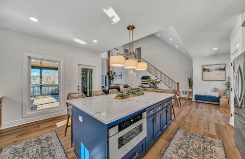 Moneta House | SML Sunset Escape~7 Bedroom/5 Bath~Sleeps 18~Hot Tub~Fire Pit~Private 2 Slip Dock~Pet Friendly