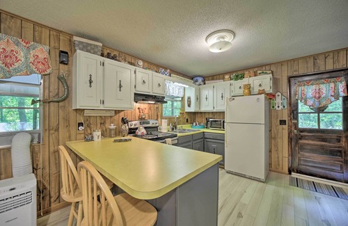 Otto Cabin | Smoky Mtn Hideaway: Screened Porch & Fire Pit