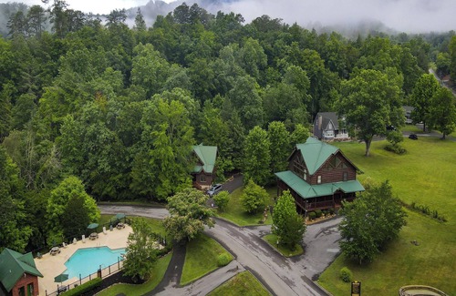 Gatlinburg - Pigeon Forge Cabin | Smoky Poolside Chalet