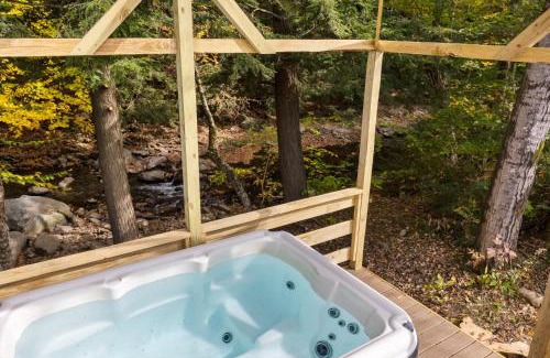 Jeffersonville House | Smuggler's Notch Mountain House with hot tub & river