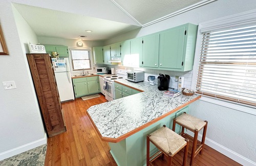 South Nags Head House | SN9911- 4 BR OS cottage in SNH, convenient beach access, ocean/sunset views.