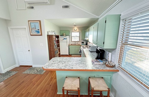 South Nags Head House | SN9911- 4 BR OS cottage in SNH, convenient beach access, ocean/sunset views.