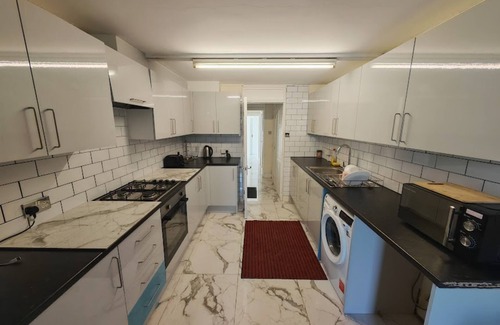 Slough Hotel | SnoozeDen Chalvey – Free Parking, Near M4 J6