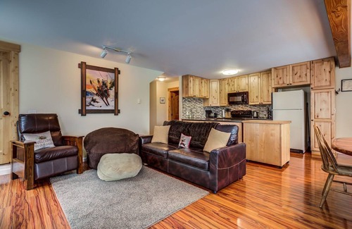 Sandpoint Cabin | Snowberry 2, 9 bed 8 bath steps to lift. Sauna, hot tub, garage, and sleeps 30!