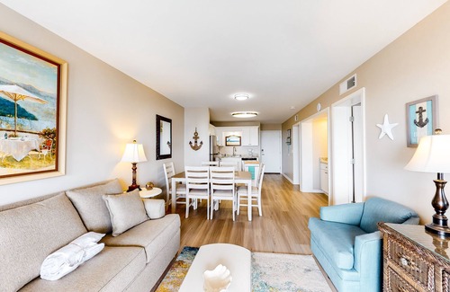 Fort Morgan Condo | Snowbird-friendly hotel suite with beach access, shared pool and dining