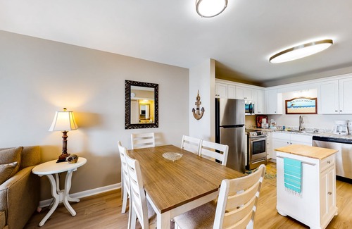 Fort Morgan Condo | Snowbird-friendly hotel suite with beach access, shared pool and dining