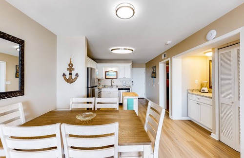 Fort Morgan Condo | Snowbird-friendly hotel suite with beach access, shared pool and dining