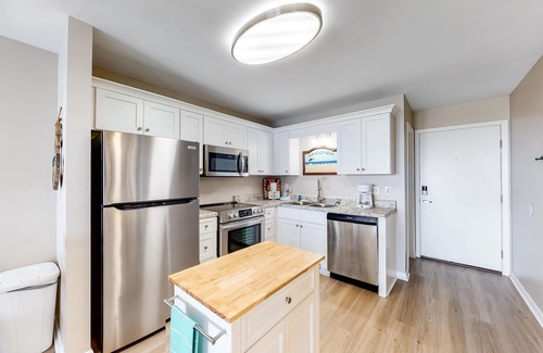 Fort Morgan Condo | Snowbird-friendly hotel suite with beach access, shared pool and dining