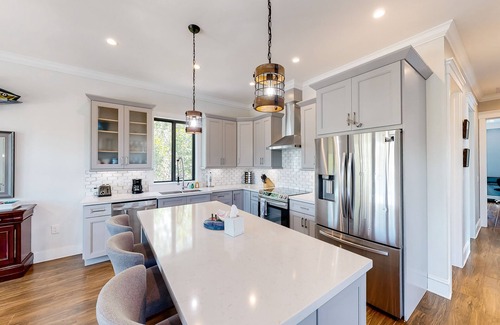 Bowens Addition House | Snowbird-Friendly Home with Central AC, High-Speed WiFi, and Washer/Dryer