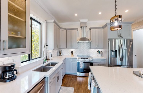 Bowens Addition House | Snowbird-Friendly Home with Central AC, High-Speed WiFi, and Washer/Dryer