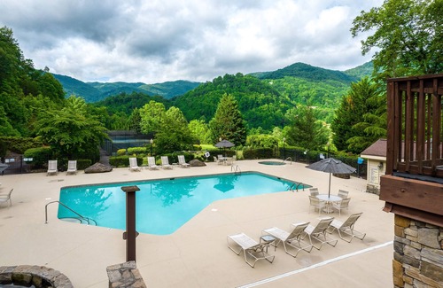 Whittier Condo | Snowbird-friendly mtn-view condo with heated pool, sauna, hot tub, pickleball