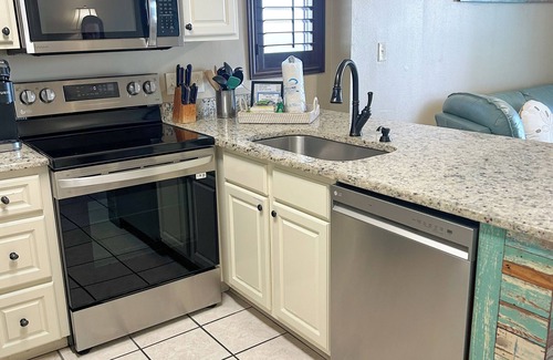 Gulf Shores Condo | Snowbird Specials - Gulf Shores Gulf front Corner Condo w/balcony