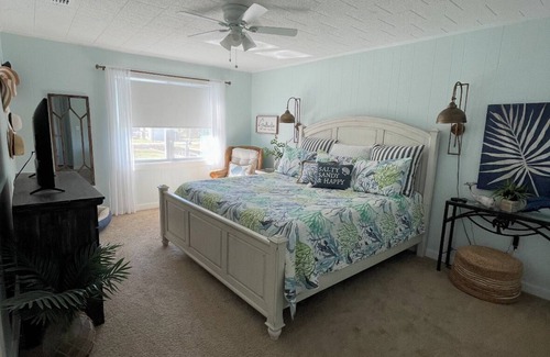 Gulf Shores House | SNOWBIRDS dream house on the canal in the heart of Gulf Shores Walk to the beach