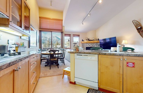 Mammoth Lakes Condo | Snowcreek V 997 Panoramic Mountain Views, Pet-Friendly by RedAwning