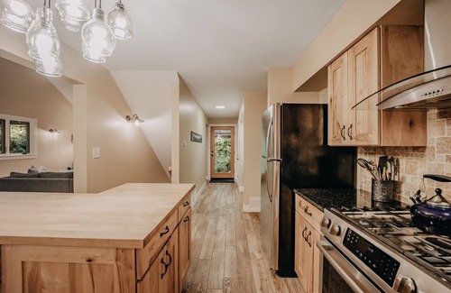 Glacier House | Snowline Cabin #69 - An Elegant Country Home! Sleeps 8