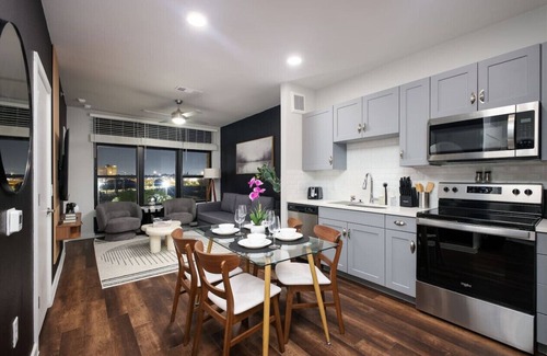 Southtown Apartment | Snug 1BR w/Gym, Parking Near Rvrwalk & Dome