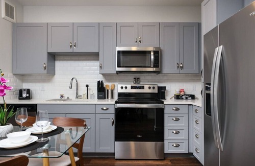 Southtown Apartment | Snug 1BR w/Gym, Parking Near Rvrwalk & Dome