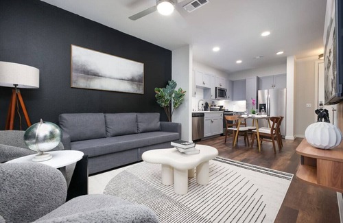 Southtown Apartment | Snug 1BR w/Gym, Parking Near Rvrwalk & Dome
