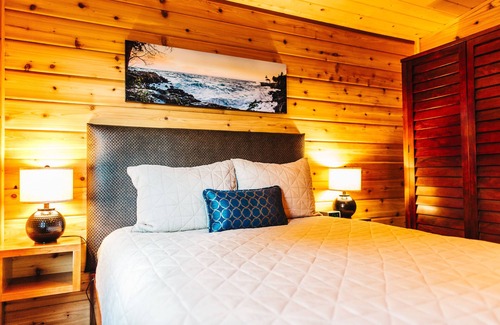Friday Harbor Hotel | Snug Harbor Resort and Marina - One Bedroom Waterfront Suite