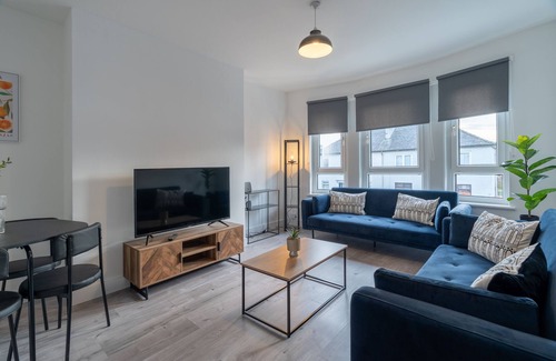 Anniesland House | Snug Modern Home in The West End of Glasgow