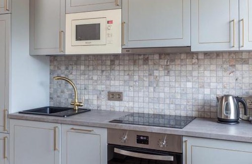 Zakharova-Pulikhova Apartment | SO Retreat to a Quiet Leafy Street near the Buzz of Downtown