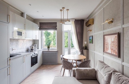 Zakharova-Pulikhova Apartment | SO Retreat to a Quiet Leafy Street near the Buzz of Downtown