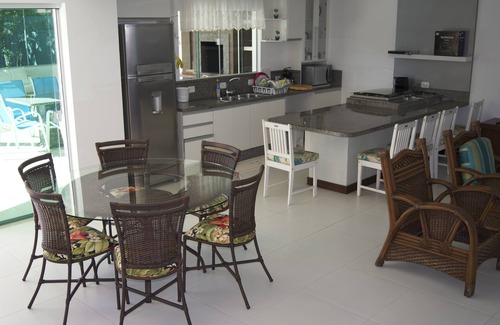 Mariscal House | Sobrado Mariscal with 3 Suites with air conditioning, Swimming pool, Barbecue and wifi