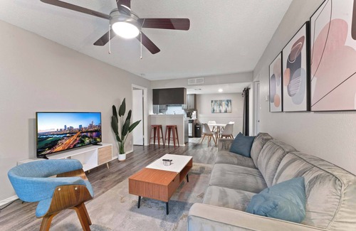 Pleasant Valley Apartment | SoCo 2BR warm suite, king bed, fast WiFi