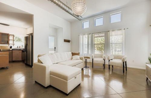 South Lamar House | SoCo Haven - Sleeps 8 - Fast Wifi - plus EV charger