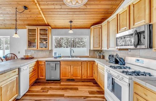 Soda Springs House | Soda Springs Getaway with River & Lake Access