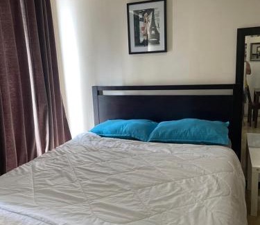 Highway Hills Apartment | SOHO Condotel EDSA Shaw near SM Megamall FREE Pool Access