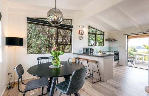 Surfdale Cottage | Sol Spa Oasis - Surfdale Holiday Home