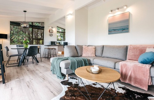 Surfdale Cottage | Sol Spa Oasis - Surfdale Holiday Home