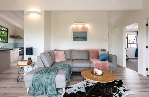 Surfdale Cottage | Sol Spa Oasis - Surfdale Holiday Home