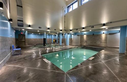 Canmore Apartment | Solara Escape - 2BR Retreat with Pool - Hot Tub - Gym - Spa